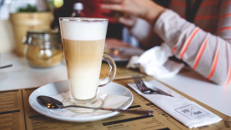 Foto “Coffee Latte with Frothy Milk in Tall Glass” von KaboomPics