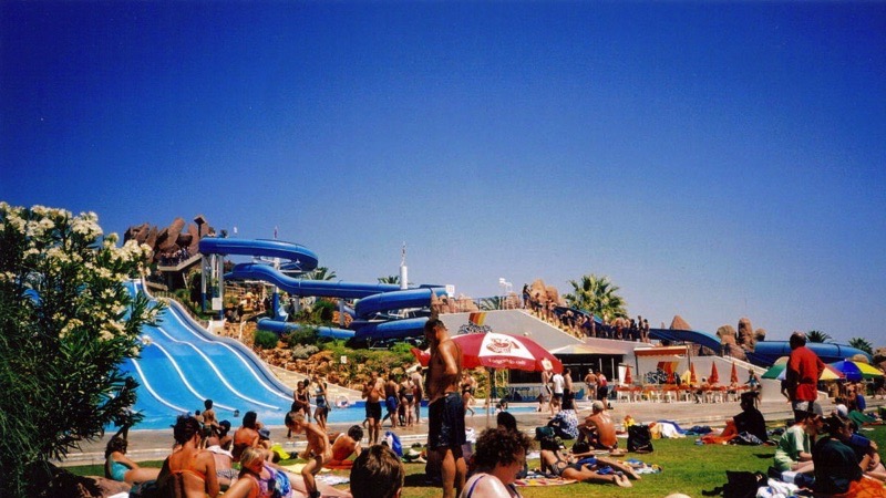 Foto “Fasouri Watermania Water Park Limassol” von [Peter Clarke](https://commons.wikimedia.org/wiki/File: Fasouri_Watermania_Water_Park_Limassol.jpg?ref=bestactiviti.es)