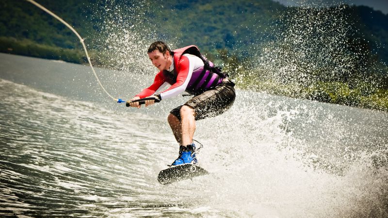 Foto “Man Jumping On Wake Board On Water” von Ed Gregory