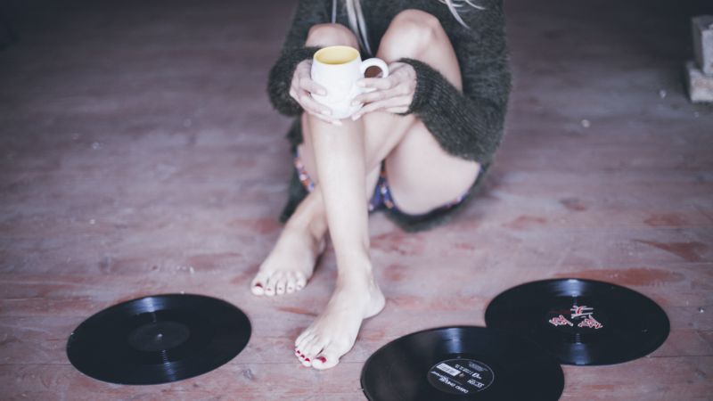 Foto “Girl With Vinyls & Cup of Tea” von SplitShire