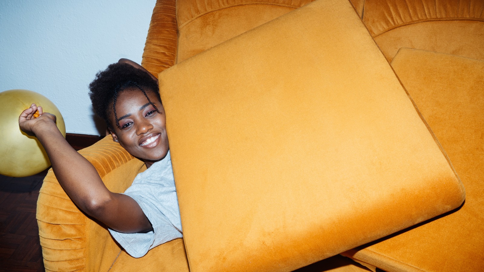 Foto “Photo Of Woman Laying On Couch” von Retha Ferguson