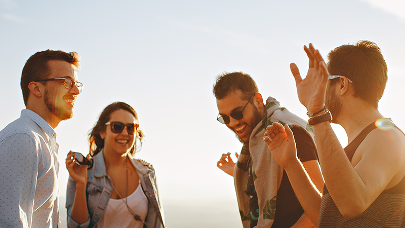 Foto “Group of People Having Fun Together Under the Sun” von Helena Lopes