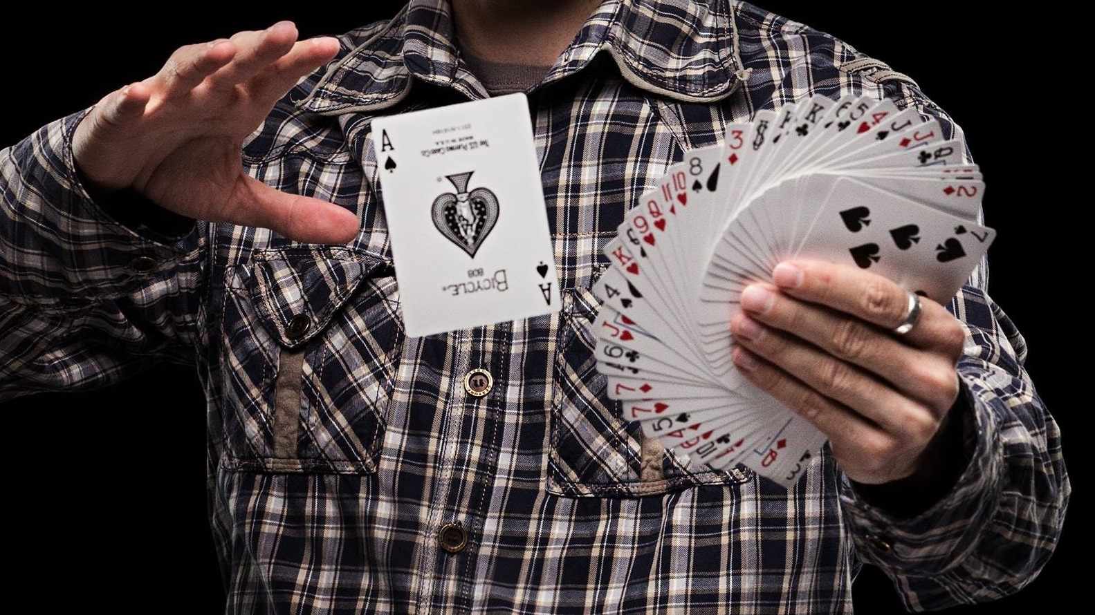 Foto “Person Doing Card Trick” von Nikolay Ivanov