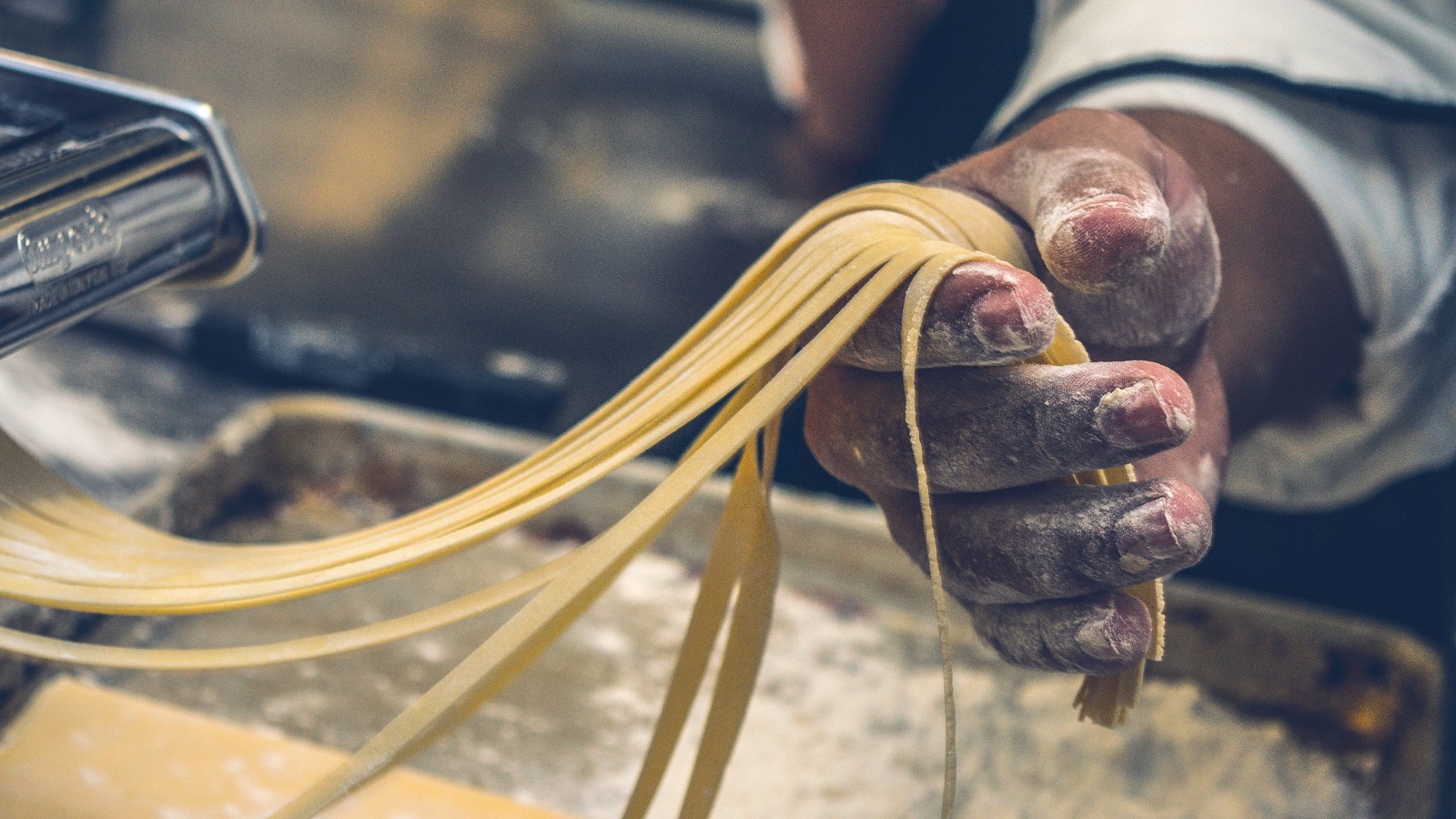 Foto “Person Making Pasta Tagliatelle” von Jorge Zapata