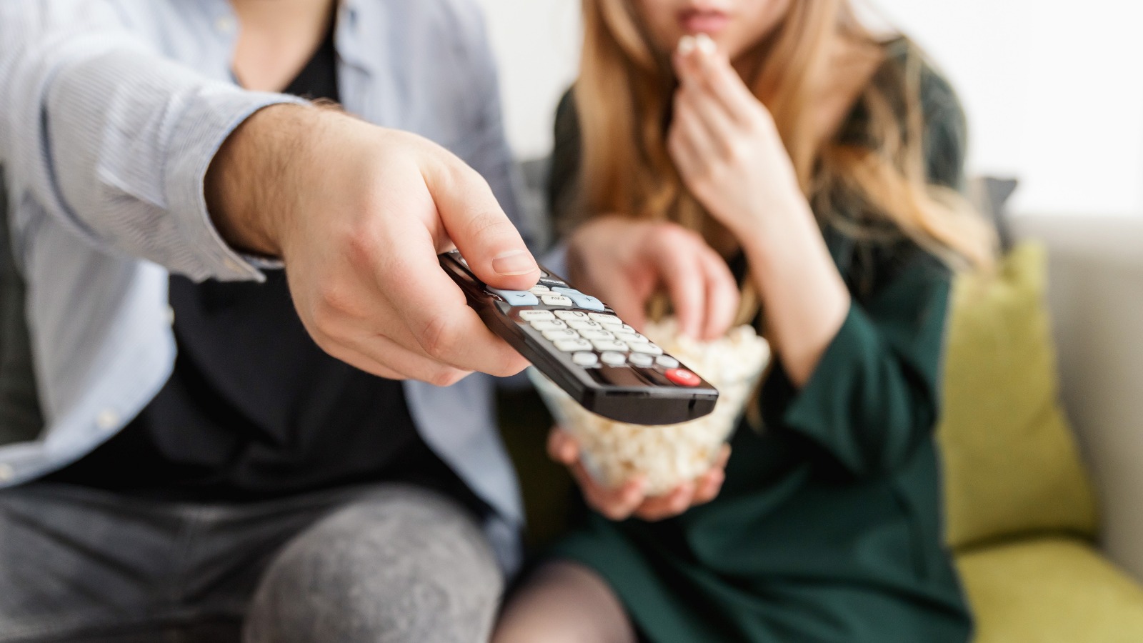 Foto “Man Holding Remote Control” von JESHOOTS.com