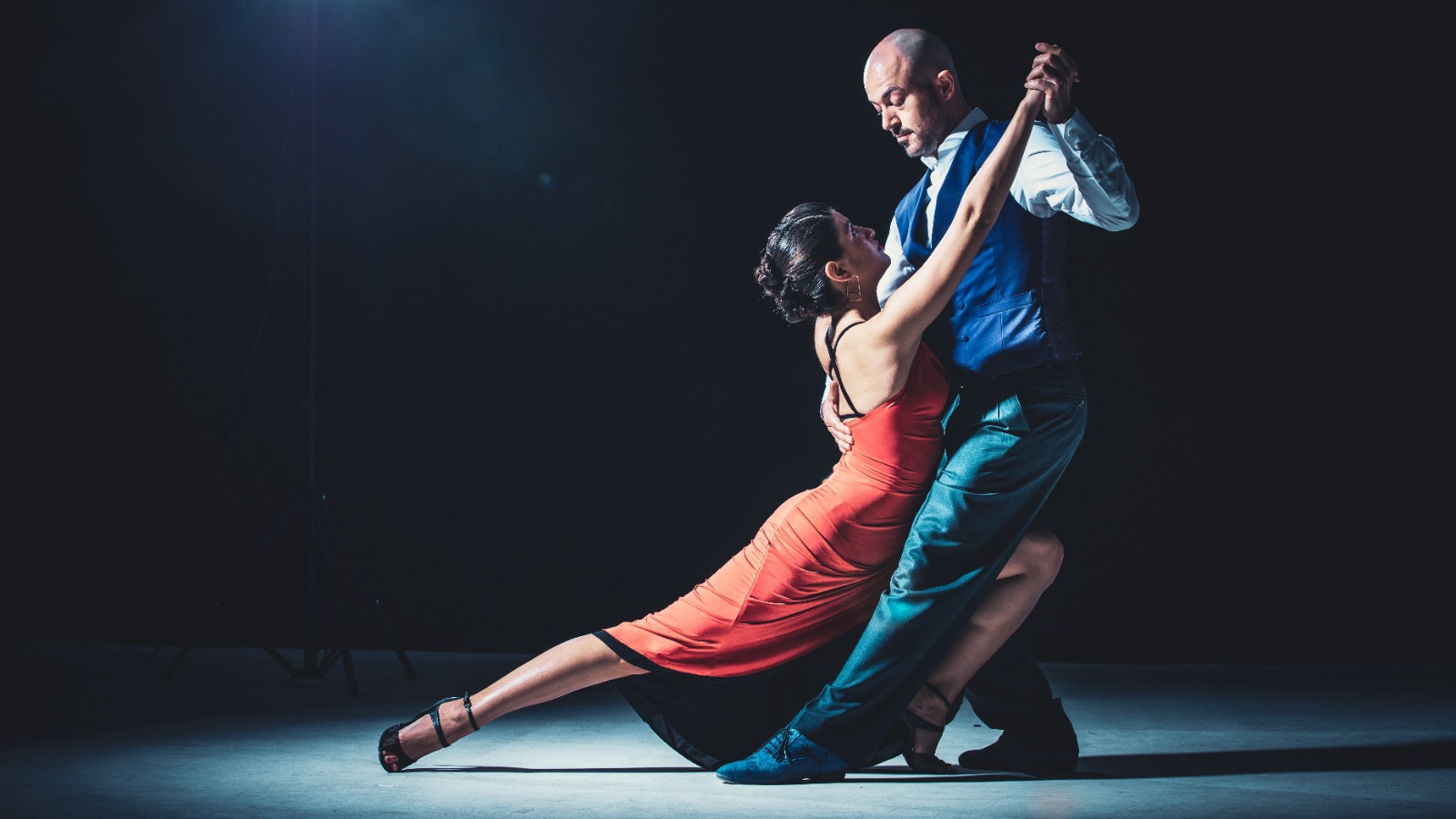 Foto “Woman And Man Dancing Under Light” von Marko Zirdum