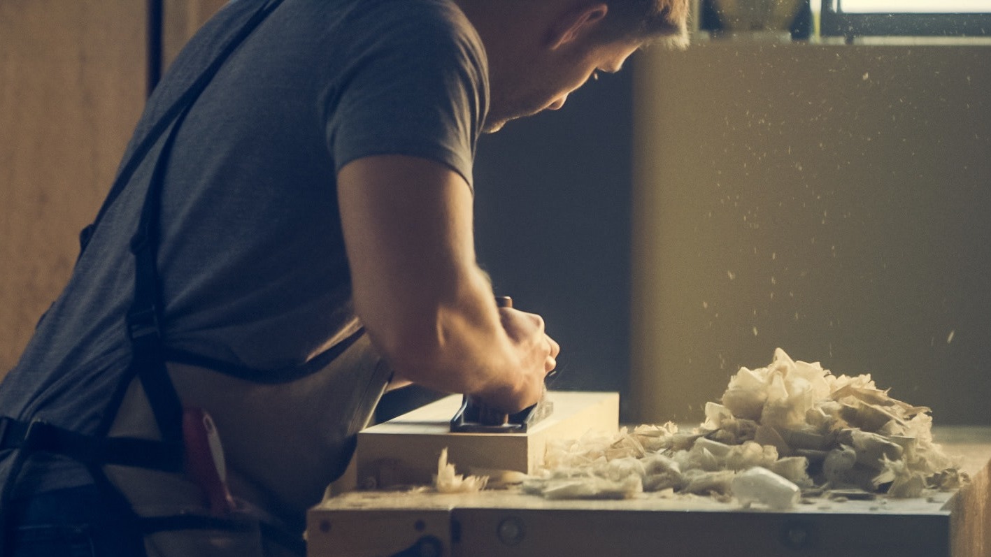 Foto “Man Standing in Front of Table” von Burst