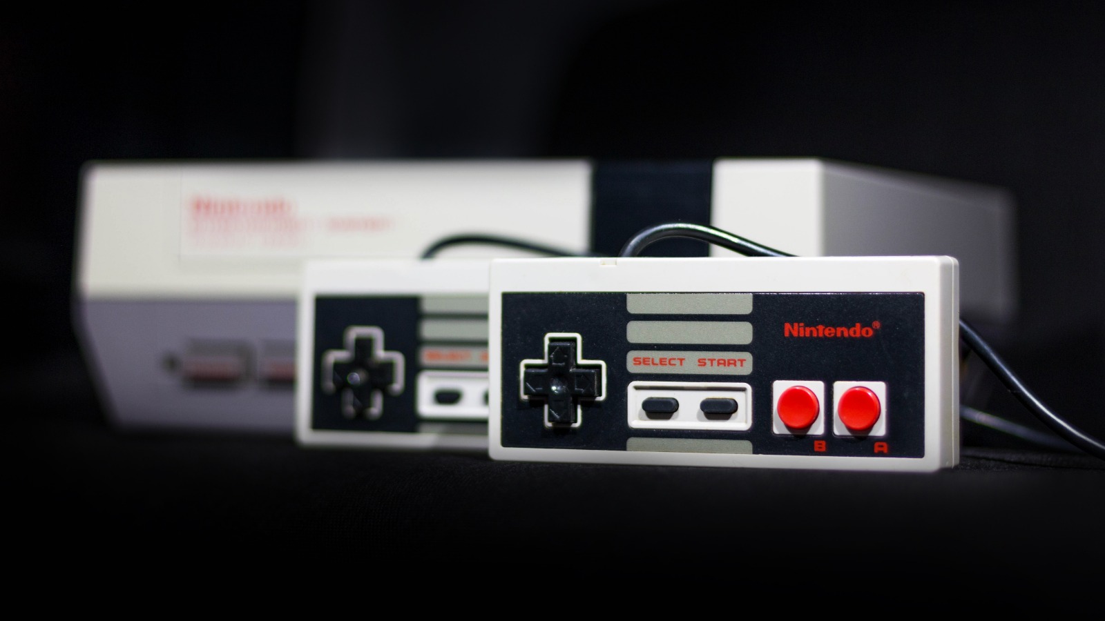 Foto “Gray Nintendo Nes Console And Controllers” von Tomasz Filipek