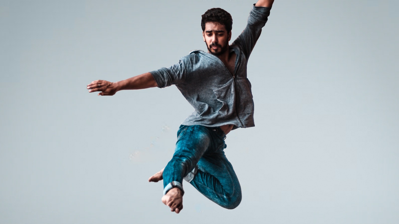 Foto “Man Jumping While Raising His Both Arms” von Yogendra Singh