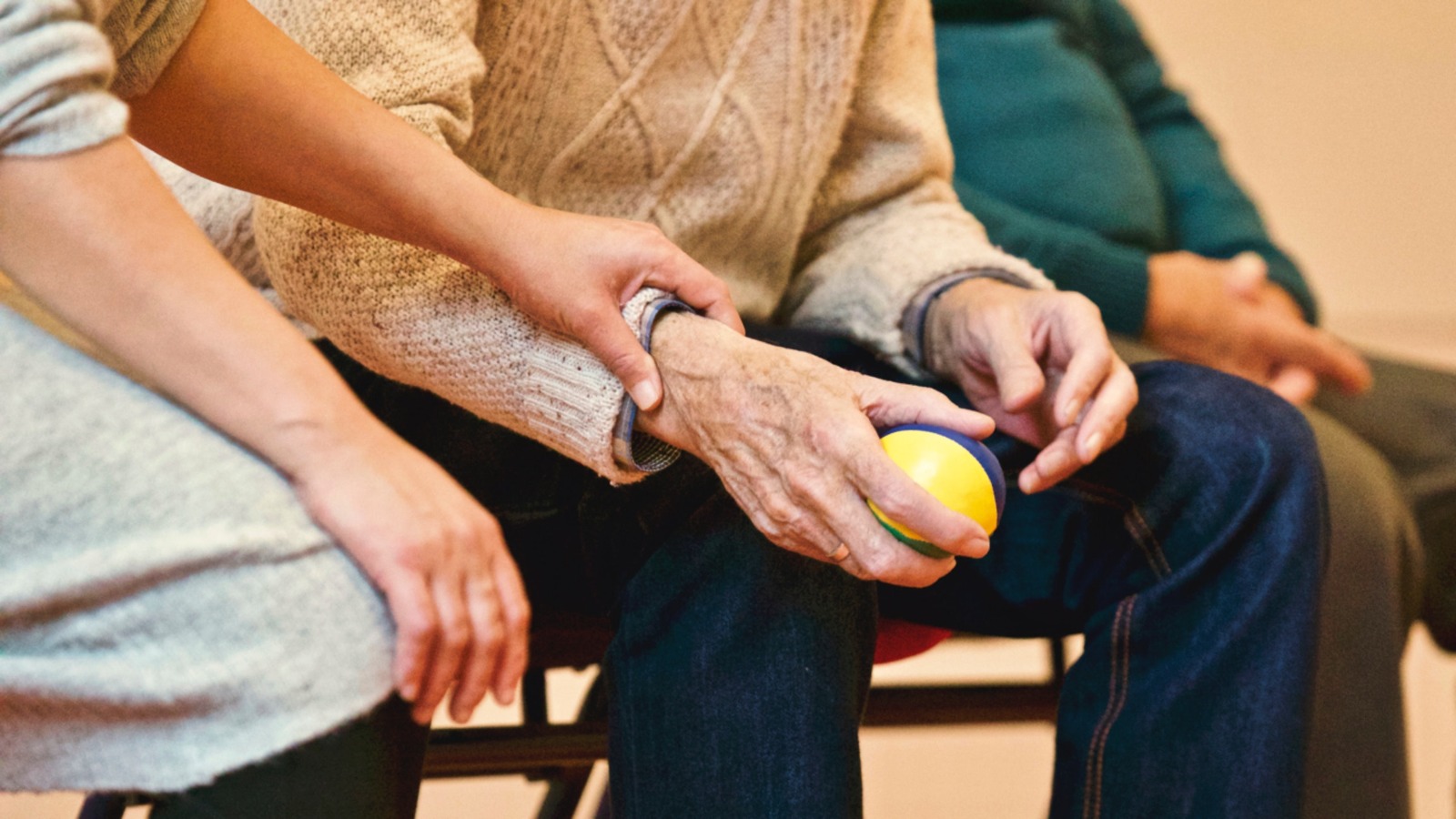 Foto “Person Holding a Stress Ball” von Matthias Zomer