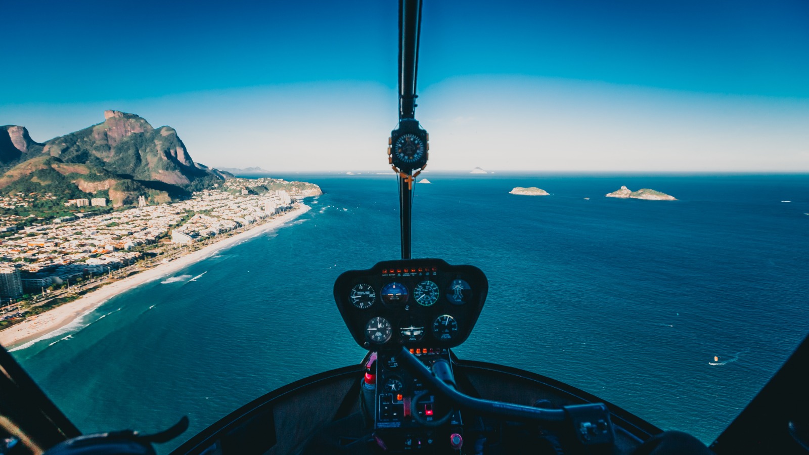 Foto “Photo of Person Flying a Helicopter” von Matheus Bertelli