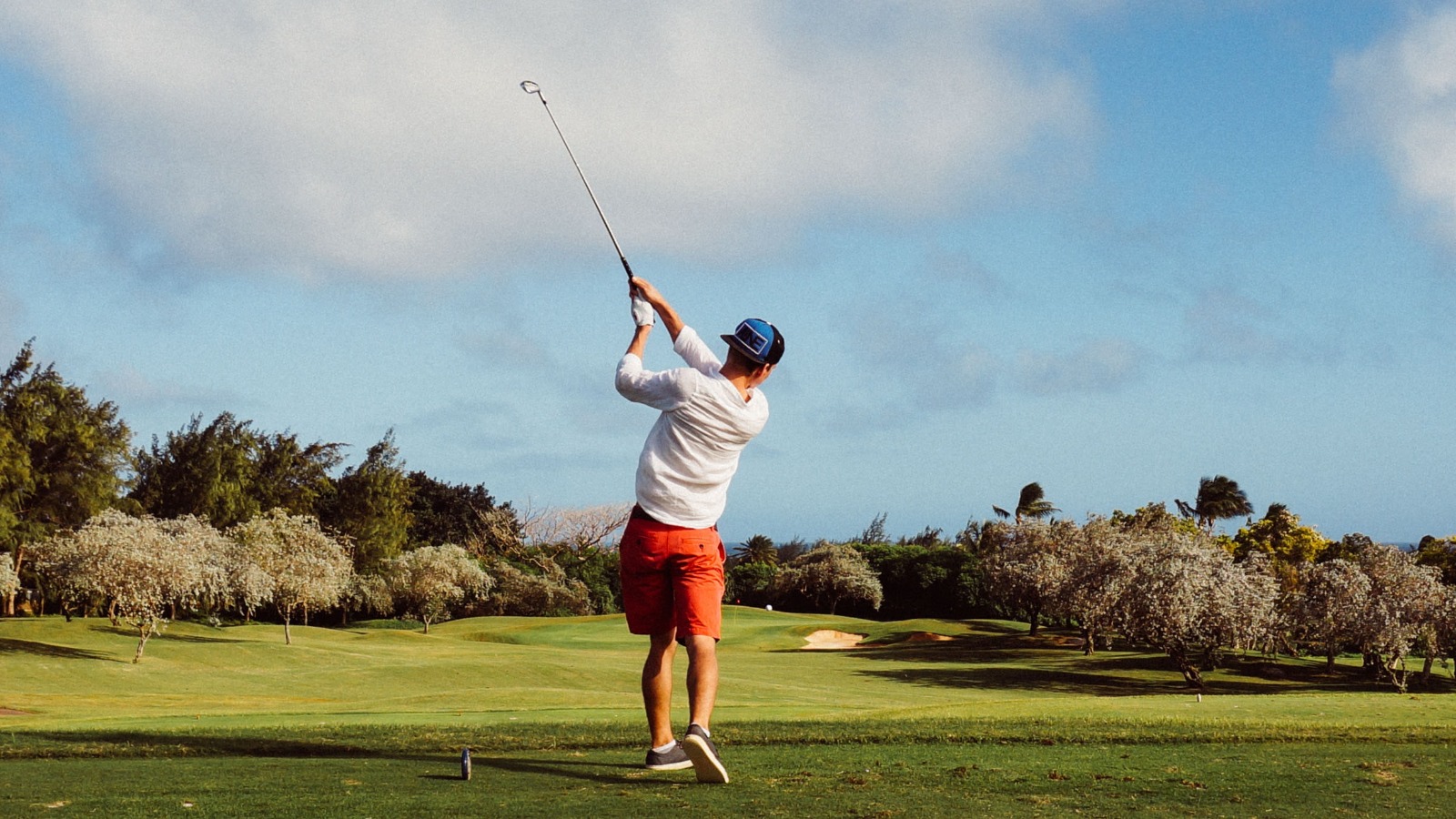 Foto “Man in White T Shirt Playing Golf” von Nathan Nedley