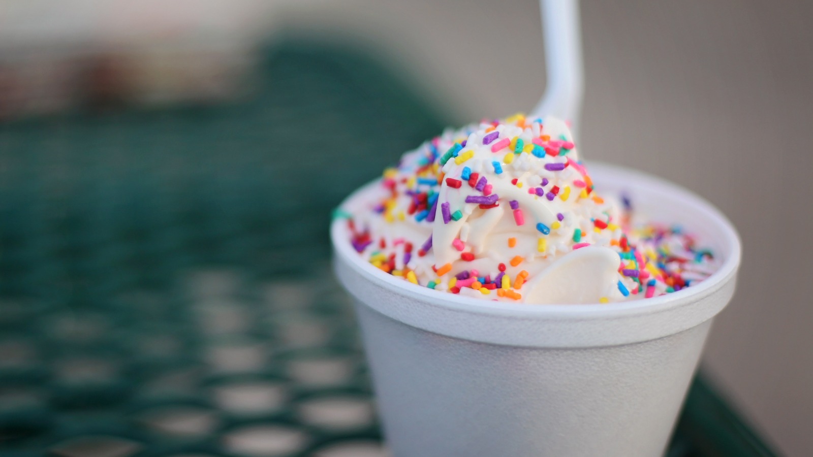 Foto “Cup of Ice Cream With Sprinkles” von Leah Kelley