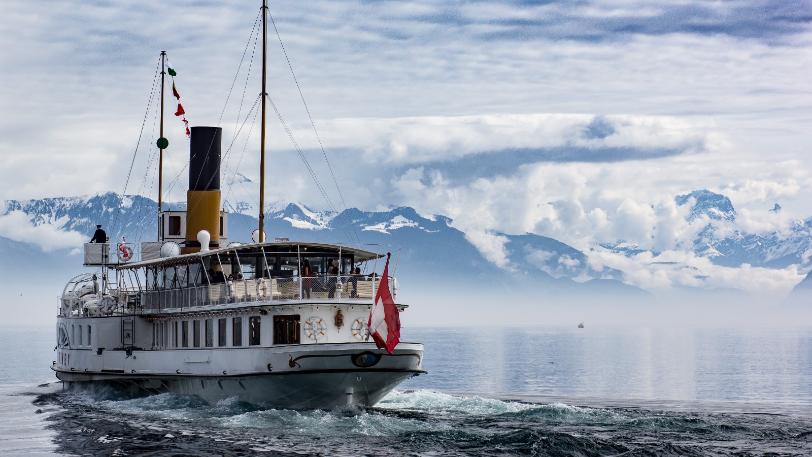 Photo “White and Red Boat” by Matheus Guimarães