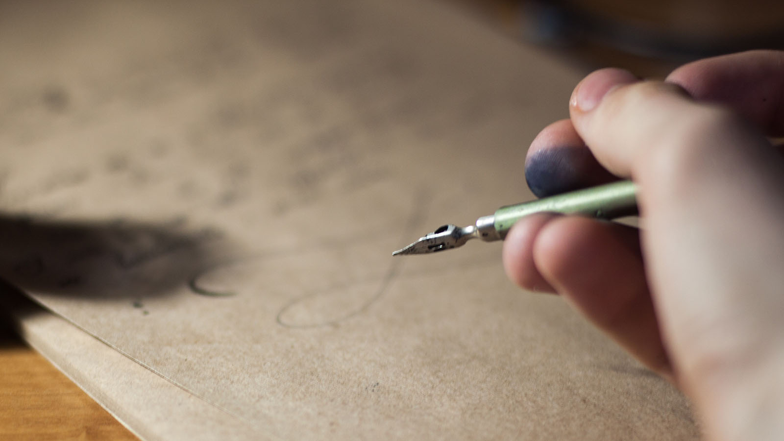 Foto “Person Holding Fountain Pen” von John-Mark Smith