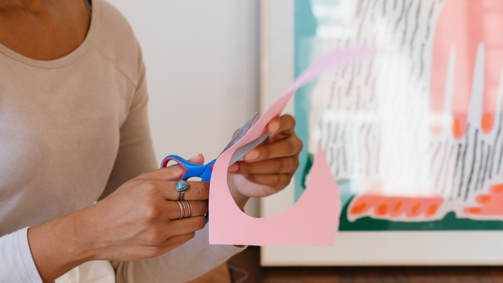 Foto “Woman Cutting Pink Paper Using Scissors” von Retha Ferguson