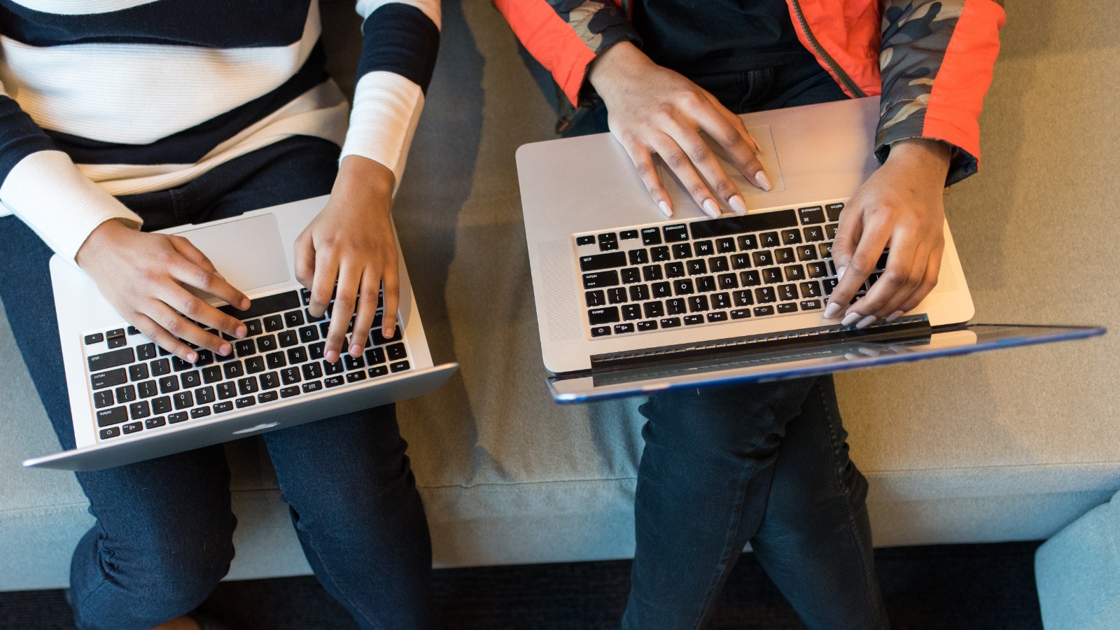 Foto “Two People Holding Macbook Pro” von Christina Morillo