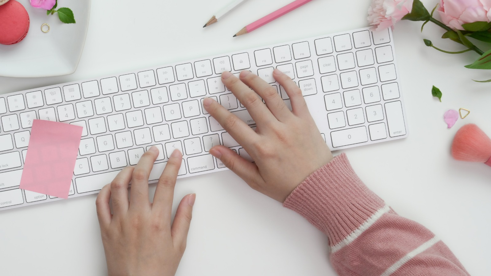 Foto “Photo Of Person Using Keyboard” von Bongkarn Thanyakij