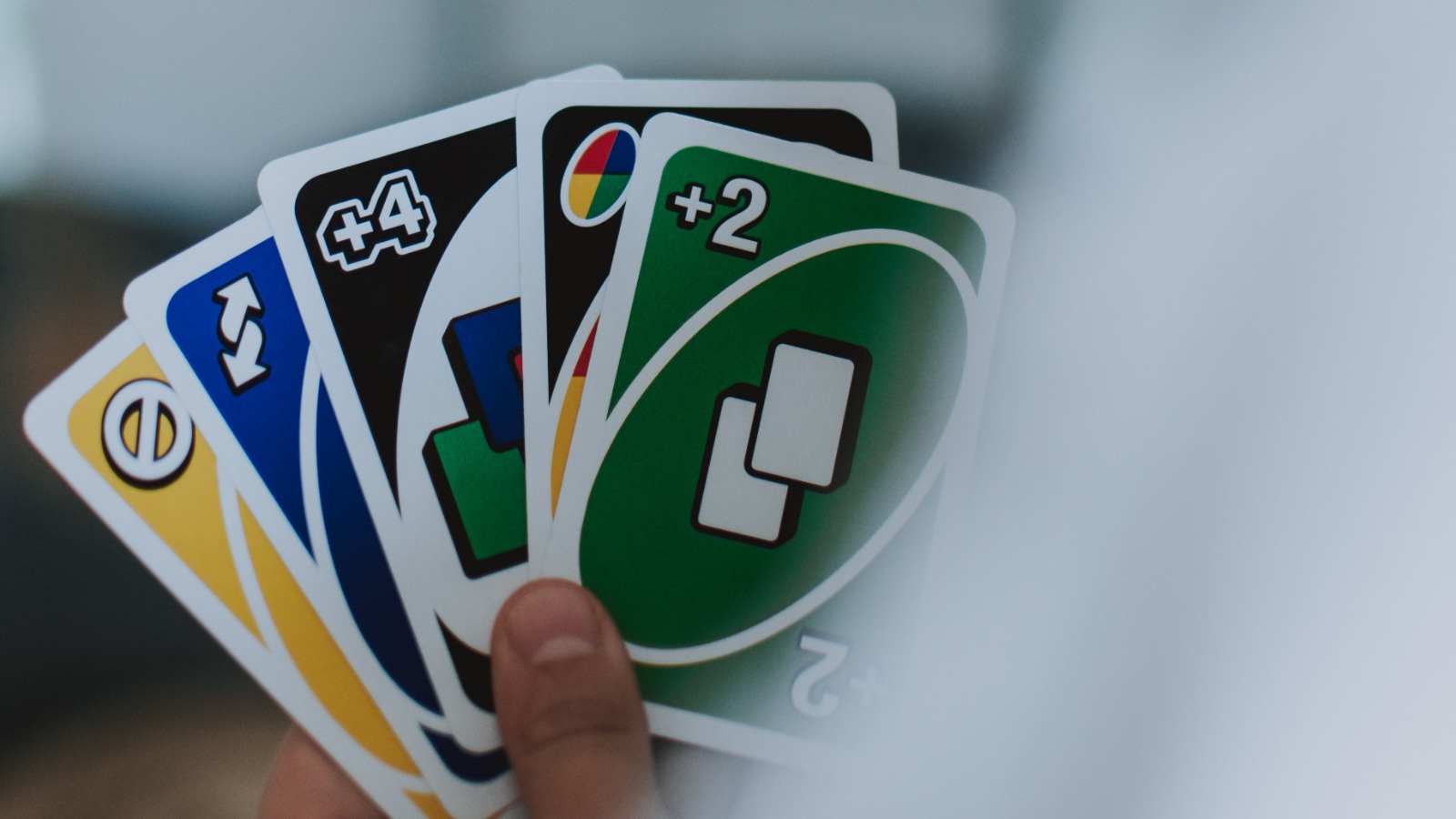 Foto “Person Holding Uno Cards” von Sarah Trummer